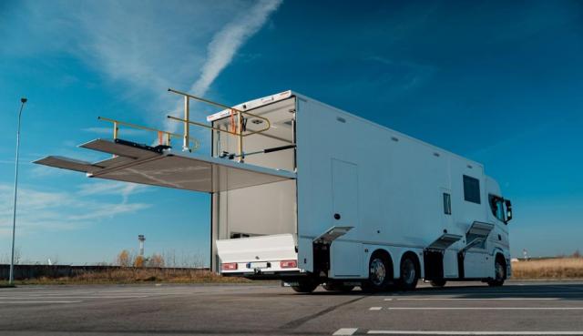 Závodní přívěs a obytný vůz Scania od společnosti JSC AutoGEMA