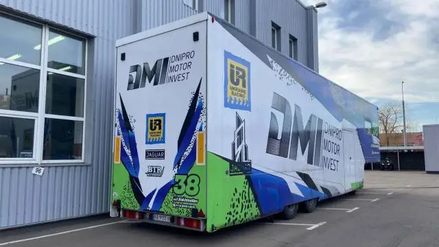 Race trailer - Image 1