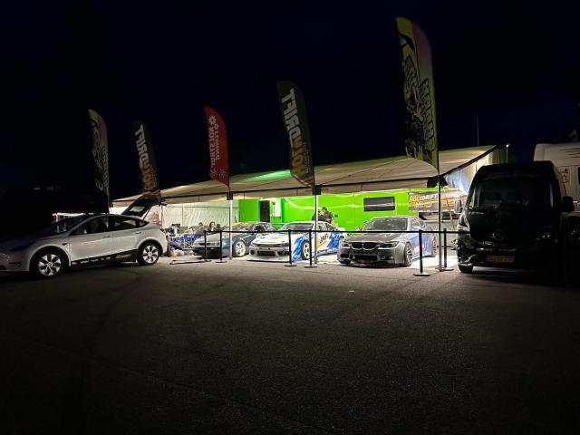 Remorque pour 4 voitures de course + espace de vie + auvent de 8 m