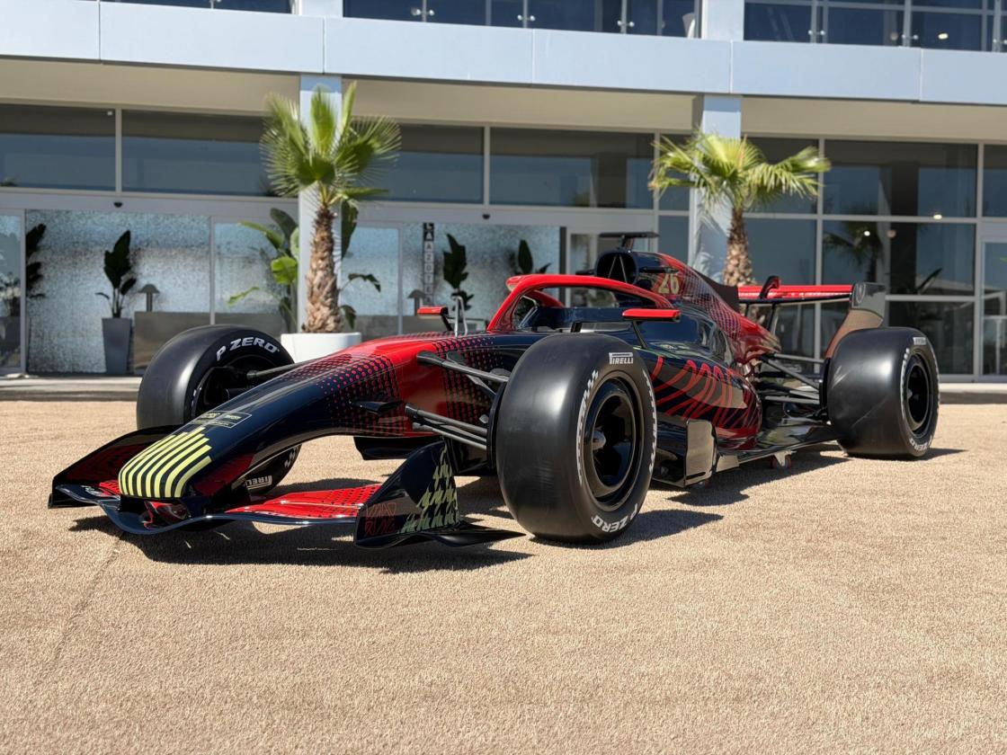 Formula 1 car replica (Show car, no engine)