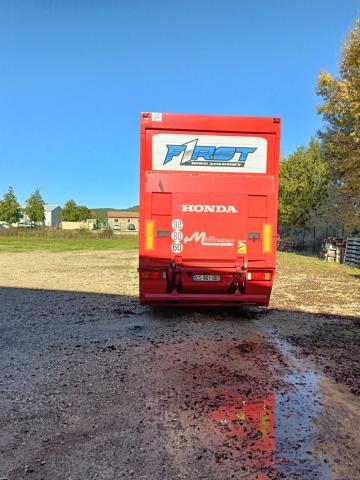 Semi trailer and truck - Image 2