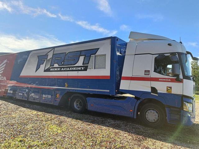 Semi trailer and truck - Image 3