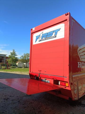 Semi trailer and truck - Image 4