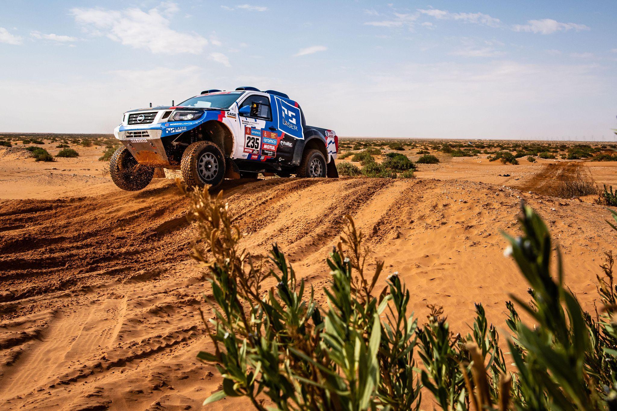 Red-Lined Nissan Navara VK50 - 3
