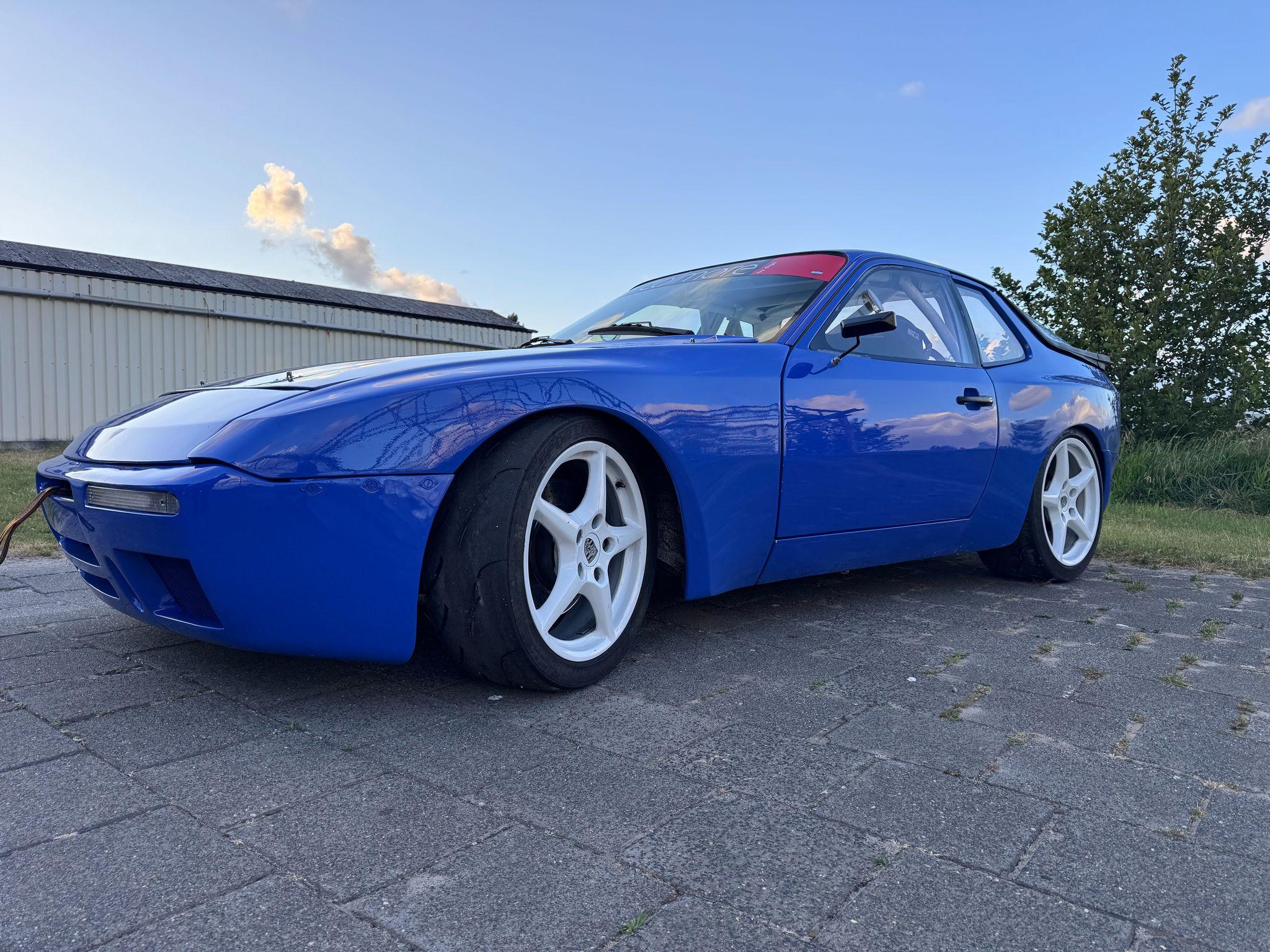 Porsche 944 S2 race car - 2