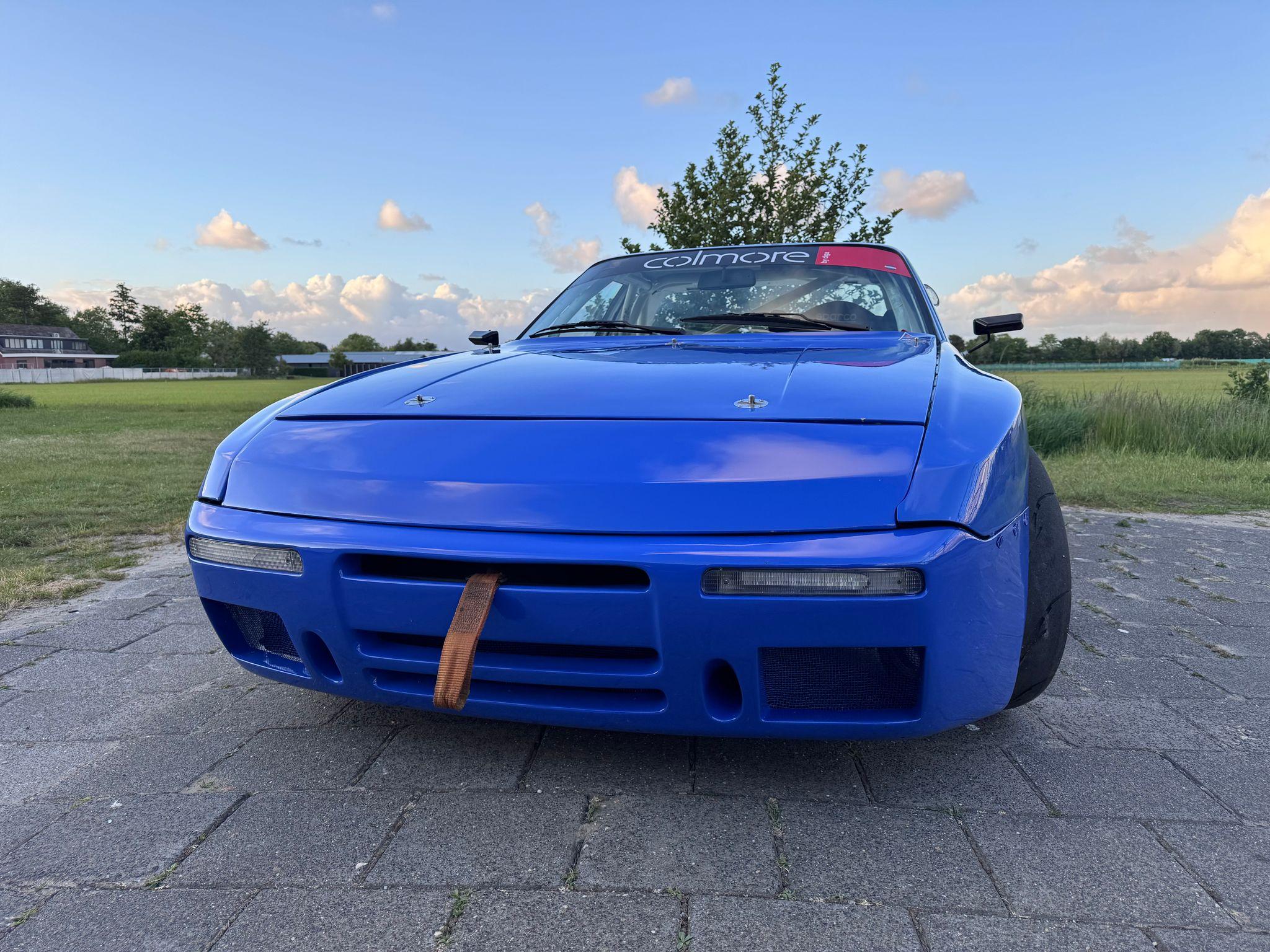 Porsche 944 S2 race car - 5
