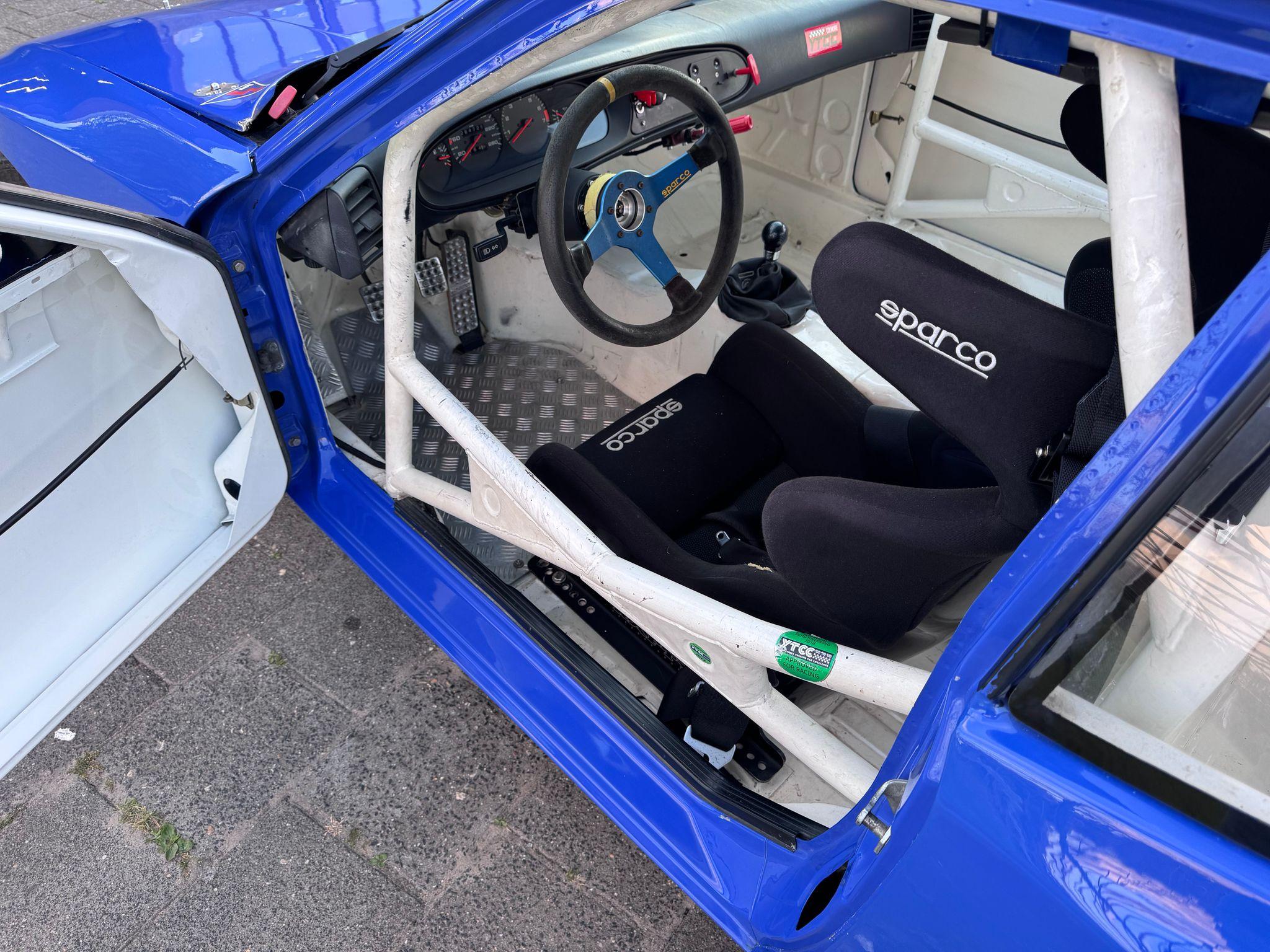 Porsche 944 S2 race car - 9