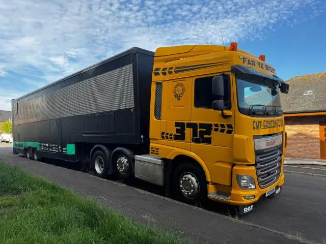 DAF & Montracon prikolica s stambenim dijelom i tendom