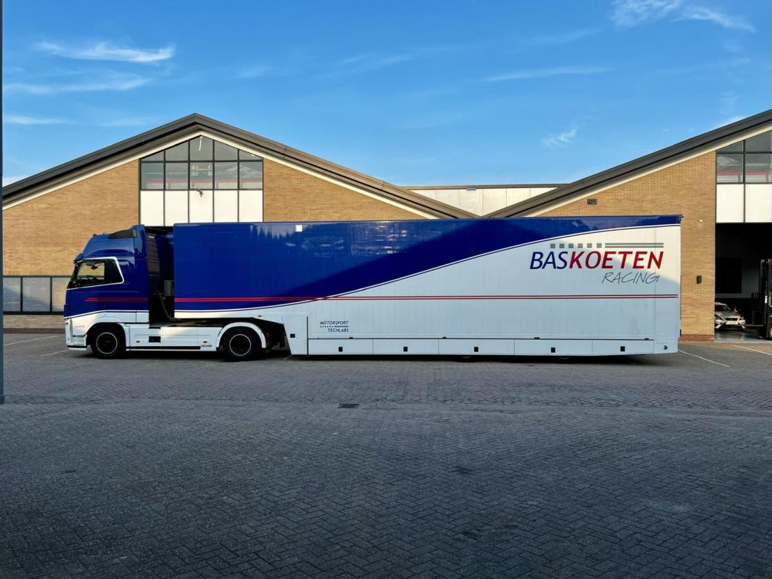 Fullt utstyrt tilhenger for racerbiler