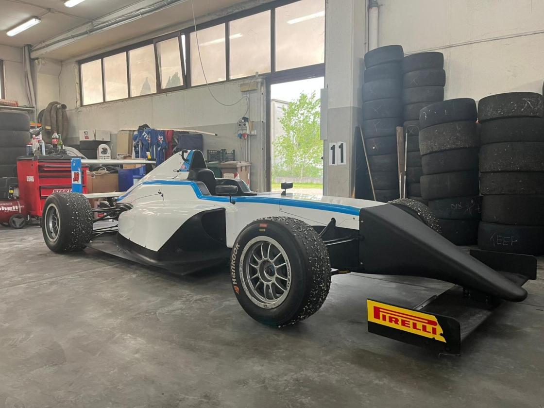 FORMULA 4 TATUUS T014 - Image 2