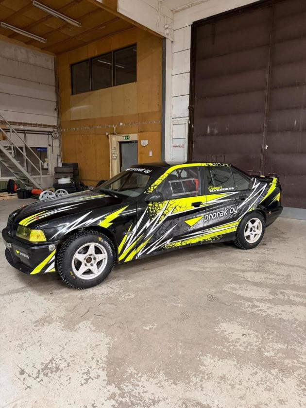 BMW 325 rally car