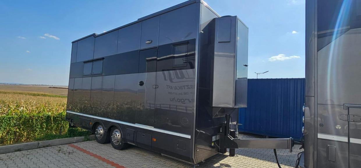 Závodní přepravní přívěs FLIEGL od společnosti LEHEL Coachbuilder
