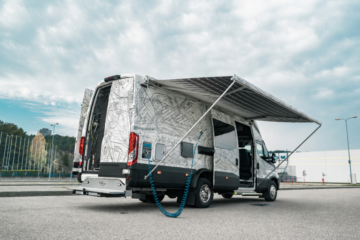 Iveco 70C18 7,5 ton servicebil för motorsport - Bild 3