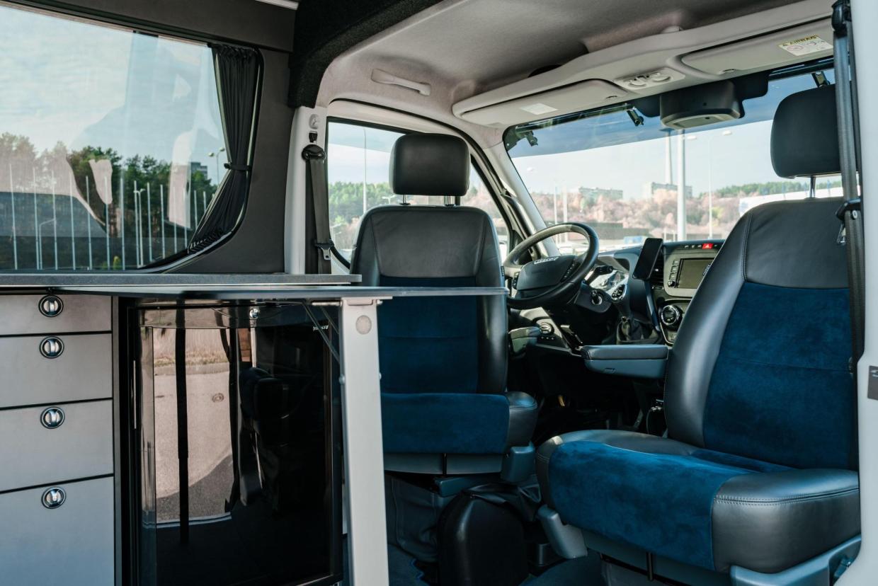Iveco 70C18 7,5 ton servicebil för motorsport - Bild 4