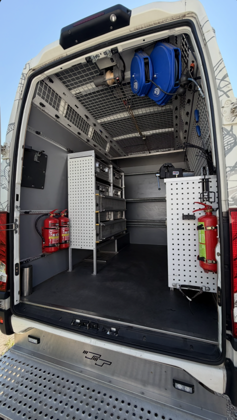 Iveco 70C18 7,5 ton servicebil för motorsport - Bild 7