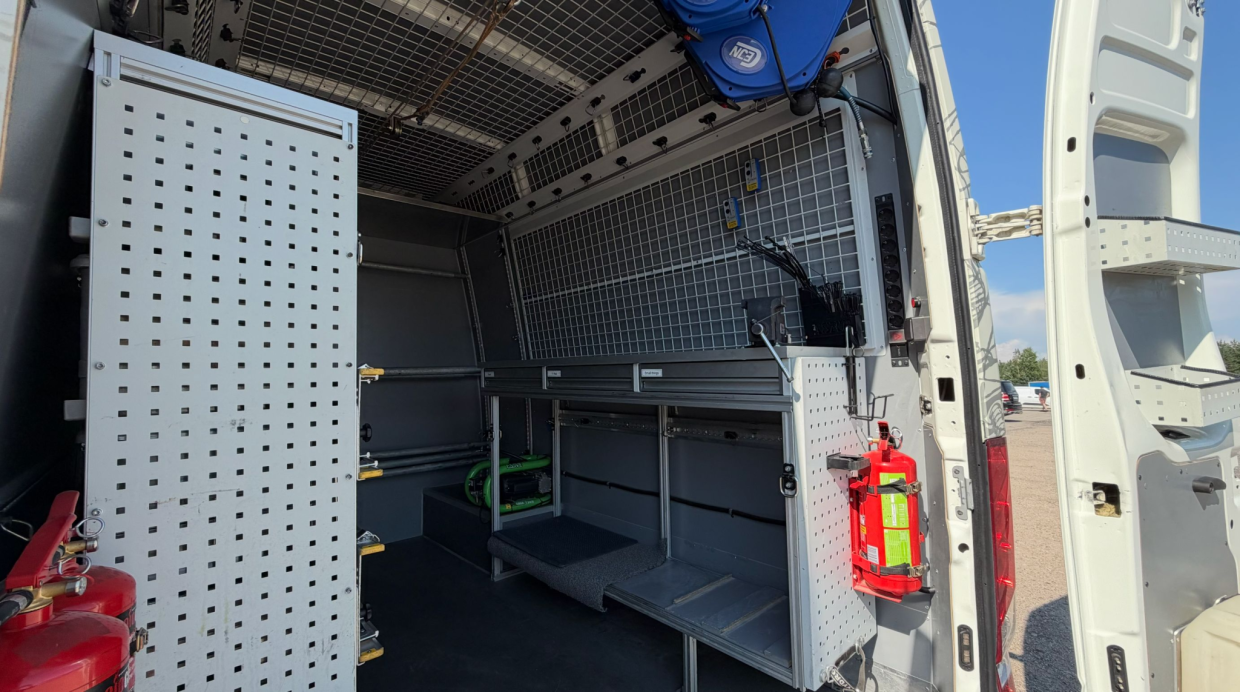 Iveco 70C18 7,5 ton servicebil för motorsport - Bild 8