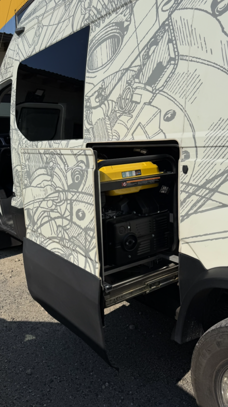 Iveco 70C18 7,5 ton servicebil för motorsport - Bild 9