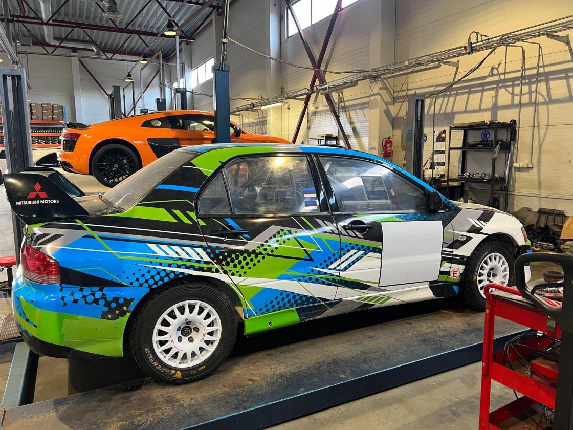 Mitsubishi Lancer EVO IX R4 + 3 biler – Komplet motorsportspakke